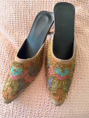 ✨ Vintage Embroidered Beaded  mule heels✨
